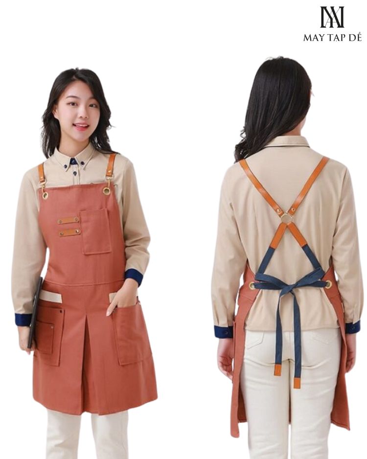 Tạp dề đeo vai trong tiệm hoa, tiệm bánh